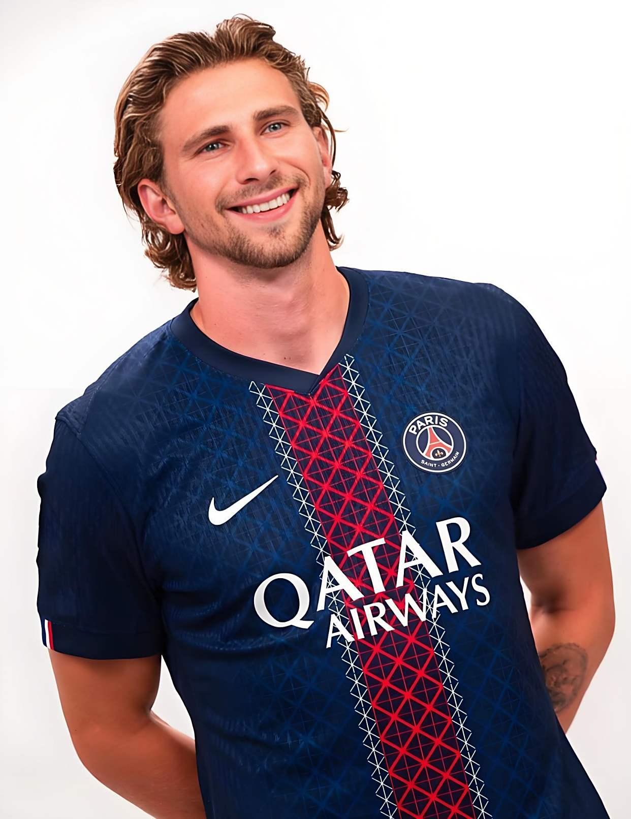 转会期英超传出新动向；浙江队临场应变；管理层表态：信心回归；医务组通报恢复(浙江队股改完成)